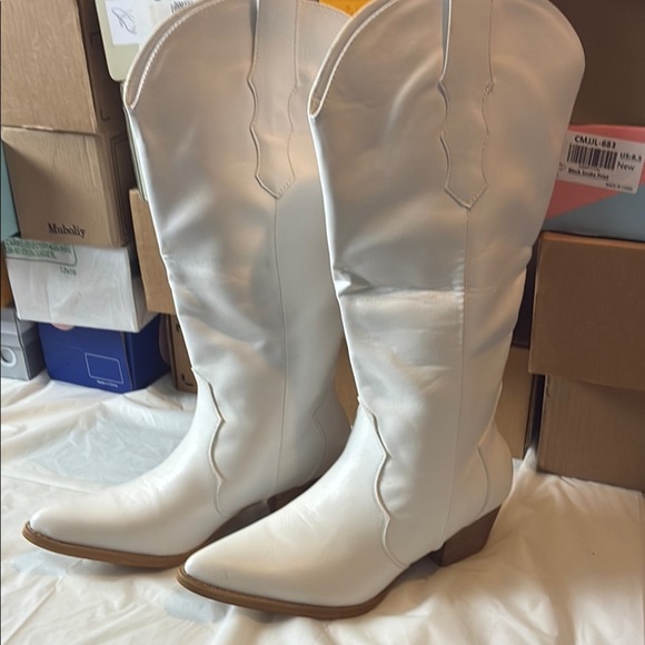 White Heeled Boots with Sleek Western Design - Picture 1 of 9